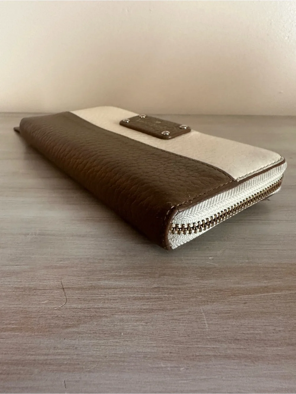 kate spade Two-Tone Pebbled Leather Wallet in Cream & Brown with Gold Plaque